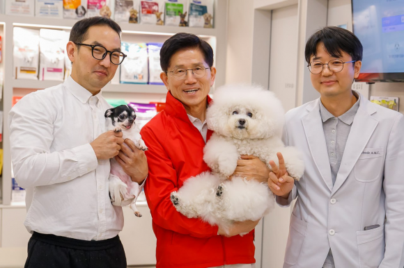김문수 국민의힘 후보가 13일 대구 반려동물 전문병원인 ‘에피소드동물메디컬센터’를 방문해 보호 중인 강아지를 끌어안고 있다. 국민의힘 제공