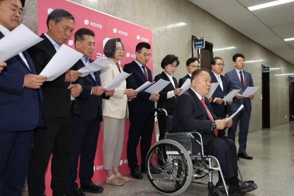 국민의힘 이상민 대전 유성을 당협위원장 등 40명의 원외 당협위원장들이 6일 서울 여의도 국회에서 김문수 후보와 무소속 한덕수 후보의 단일화를 촉구하고 있다. 2025.5.6. 연합뉴스