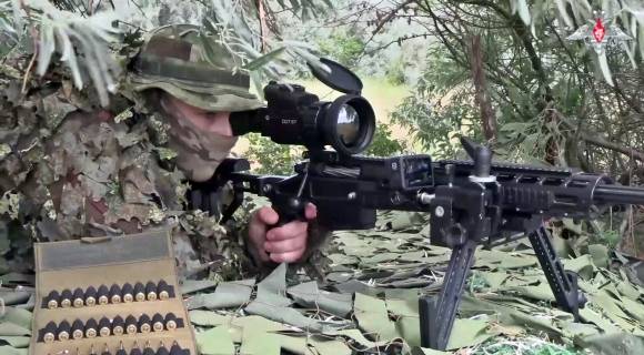 2024년 6월 러시아군 저격수가 우크라이나에서 최신식 오르시스 T-5000M 소총으로 FPV 드론을 겨누고 있다. 러시아 국방부 자료