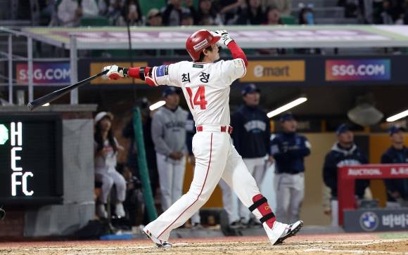 최정, 시원하게 넘어가는 500홈런 - 13일 인천SSG 랜더스필드에서 열린 ‘2025 신한 SOL뱅크 KBO리그’ NC 다이노스와 SSG 랜더스의 경기, SSG 최정이 6회말 2사 1루 동점 2점 홈런을 터뜨리며 개인 통산 500홈런을 기록하고 있다. 2025.5.13 뉴스1