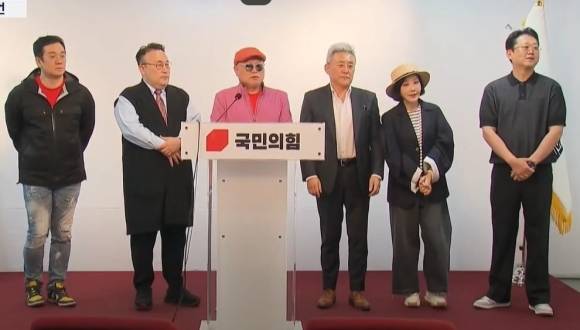 가수 김흥국씨와 개그맨 이혁재씨 등 연예인 10명이 13일 서울 여의도 국민의힘 당사에서 김문수 후보 지지선언을 하고 있다. 2025.5.13 KBS 유튜브 라이브 캡쳐