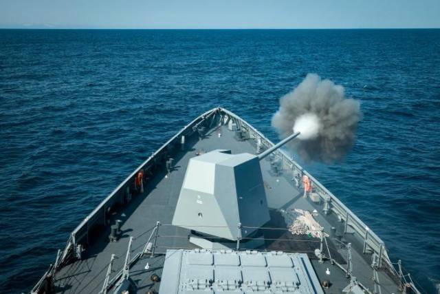 울산급 Batch-II(대구급) 호위함이 함포를 쏘고 있다. 함포 뒤에 한국형수직발사대(KVLS)가 보인다. 사진 제공=해군