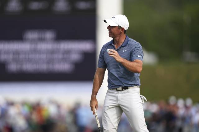 12일 대회를 마감하며 갤러리들에게 인사하는 매킬로이. 그는 “이번 주에 팬들이 부르는 내 이름을 족히 백만 번은 들은 것 같다”며 열화와 같은 응원에 감사를 보냈다. AP연합뉴스