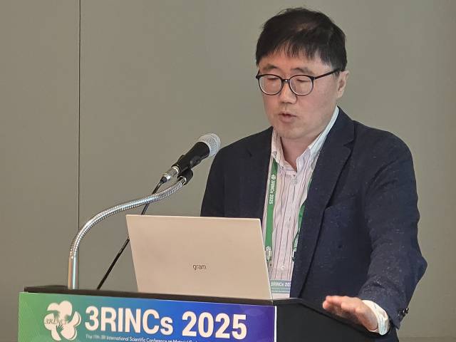 홍수열 자원순환사회경제연구소 소장은 12일 제주 신화월드에서 한국폐기물자원순환학회가 개최한 ‘3RINCs 2025' 국제학술대회'에 주제 발표를 하고 있다.사진제공=한국시멘트협회