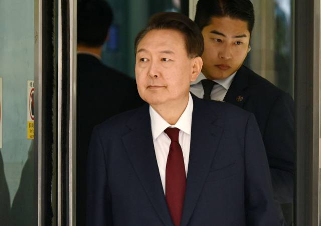 12·3 비상계엄 사태와 관련해 내란 우두머리 혐의 등으로 기소된 윤석열 전 대통령이 12일 서울 서초구 서울중앙지방법원에서 열린 3차 공판에서 오전 공판을 마치고 법원을 나서고 있다. 사진공동취재단