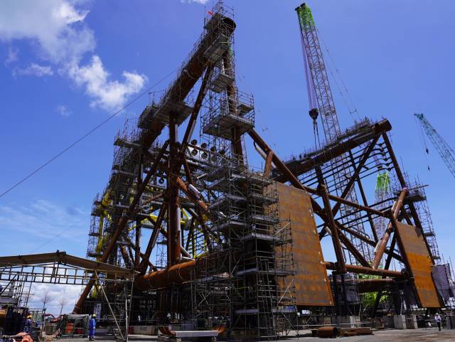 SK어스온이 베트남 15-1/05 광구 황금낙타 구조에 투입하기 위해 건조 중인 자켓 전경. 사진 제공=SK어스온