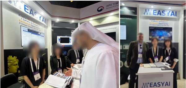 Dubai AI Festival 2025 전시장에 마련된 이지AI 부스에서 바이어와 상담을 진행하고 있다. (사진=이지에이아이)