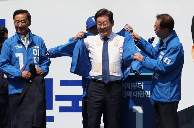 이재명 더불어민주당 대선 후보가 12일 서울 종로구 청계광장에서 진행된 출정식 성격의 ‘빛의 혁명’ 유세에서 방탄복 위에 선대위 점퍼를 입고 있다. 오승현 기자