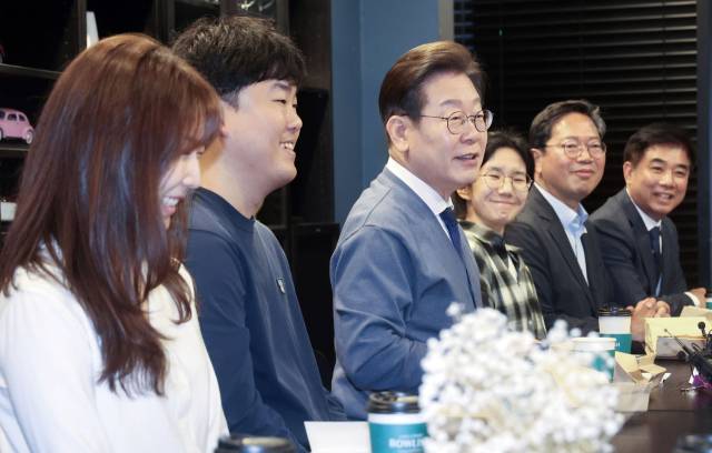 이재명 더불어민주당 대선 후보가 공식 선거운동 시작일인 12일 경기 성남시 판교 파티앤스터디 판교점에서 2030 IT 개발자들과 'K-혁신'을 주제로 브라운백미팅을 하고 있다. 성남=오승현 기자