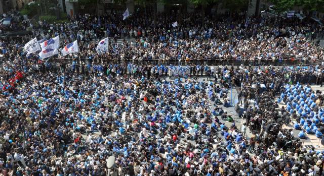 이재명 더불어민주당 대선 후보의 지지자들이 12일 서울 종로구 청계광장에서 출정식 성격으로 진행된 '빛의 혁명'을 찾아 이 후보의 유세를 지켜보고 있다. 민주당은 이날 1차 유세에 2만 명이 모였다고 밝혔다. 오승현 기자