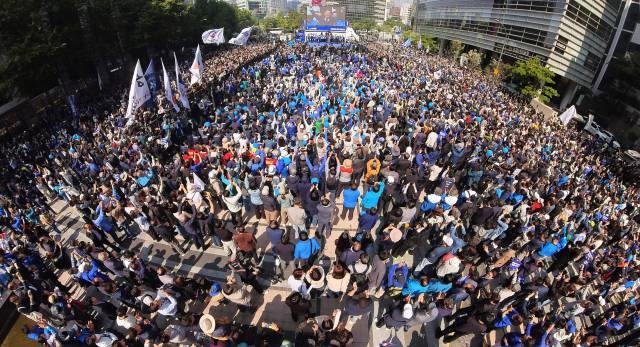 이재명 더불어민주당 대선 후보의 지지자들이 12일 서울 종로구 청계광장에서 출정식 성격으로 진행된 '빛의 혁명'을 찾아 이 후보의 유세를 지켜보고 있다. 민주당은 이날 1차 유세에 2만 명이 모였다고 밝혔다. 오승현 기자