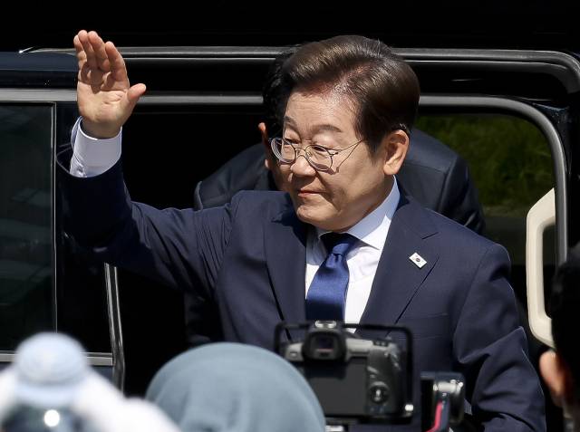 이재명 더불어민주당 대선 후보가 12일 서울 종로구 청계광장에서 출정식 성격의 ‘빛의 혁명’ 유세를 하며 공식 선거운동을 시작하고 있다. 오승현 기자