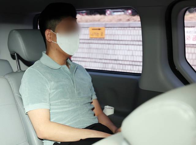 마약 투약 혐의를 받는 이철규 국민의힘 의원 아들 이 모씨가 23일 오전 서울 서초구 서울중앙지방법원에서 열린 구속 전 피의자심문(영장실질심사)을 마친 뒤 호송차에 탑승하고 있다. 뉴스1