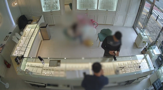 농촌지역 빈집에서 훔친 귀금속을 금은방에 파는 피의자. 사진 제공=합천경찰서