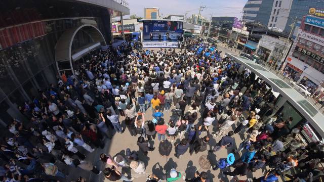 유권자들이 13일 경북 구미시 구미역광장에서 이재명 더불어민주당 대선 후보의 유세를 지켜보고 있다. 구미=오승현 기자 2025.05.13