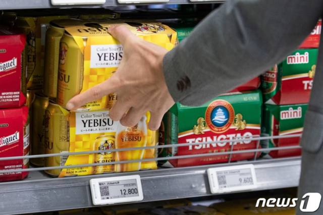 ‘칭따오 사태’가 발생한 2023년, 서울시내 한 대형마트에서 고객이 중국 맥주 대신 일본 맥주를 고르고 있다. 뉴스1