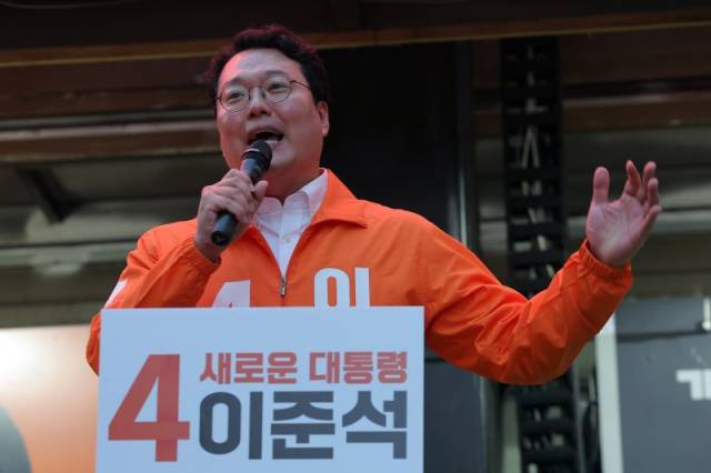 천하람 개혁신당 상임선거대책위원장이 공식 선거운동이 시작된 12일 서울 중구 청계광장에서 열린 이준석 대통령 후보 서울 첫 집중유세에서 찬조연설을 하고 있다. 뉴스1