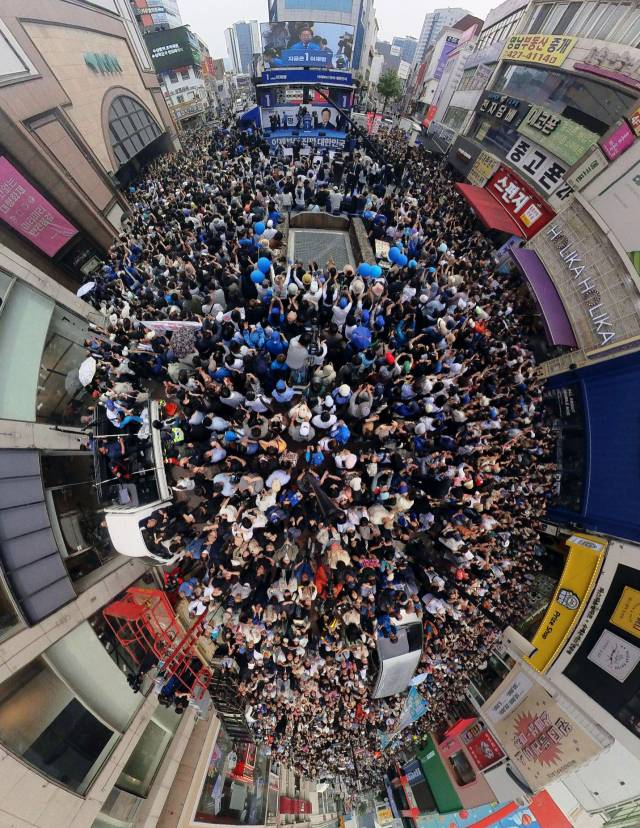 이재명 더불어민주당 대선 후보가 13일 대구 중구 동성로에서 유권자들에게 지지를 호소하고 있다. 대구=오승현 기자 2025.05.13