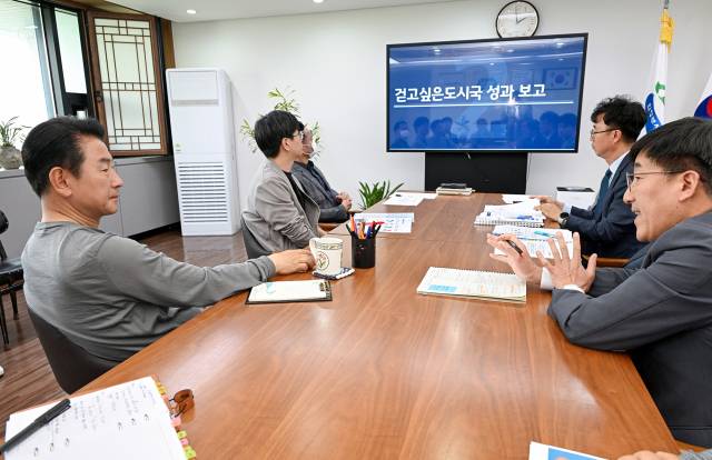 김동근 의정부시장(왼쪽)이 13일 시장실에서 ‘제10차 걷고 싶은 도시 전략회의’를 열고 관계 공무원들과 논의하고 있다. 사진 제공=의정부시