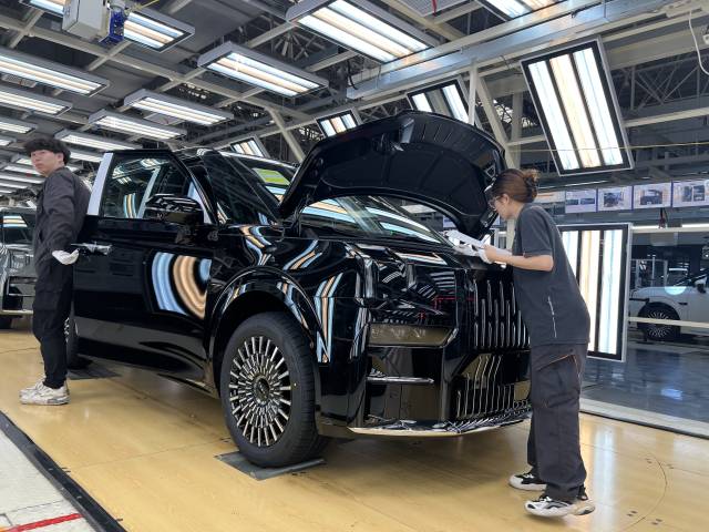 지커자동차의 닝보 공장에서 생산을 마친 전기차가 출고에 앞서 최종 검수를 받고 있다. 김광수 특파원