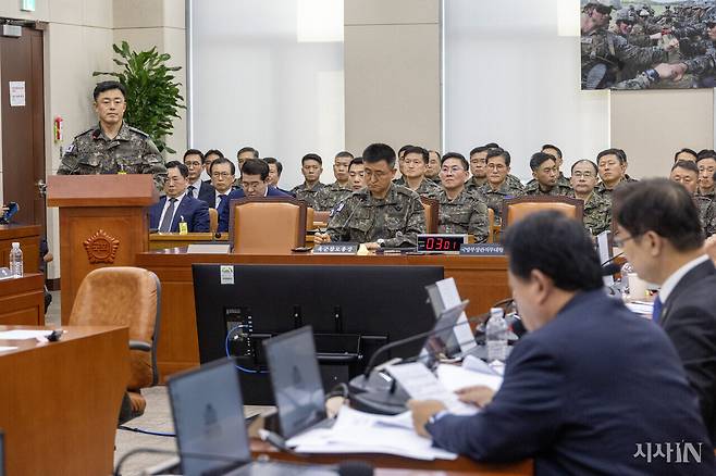 2024년 12월10일 문상호 정보사령관이 국회 국방위원회 전체회의에서 질의에 답하고 있다. ⓒ시사IN 박미소