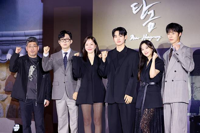 13일 서울 구로구 라마다호텔에서 열린 넷플릭스 시리즈 ‘탄금’ 제작발표회에서 감독과 배우들이 포즈를 취하고 있다. 왼쪽부터 김홍선 감독, 배우 박병은, 엄지원, 정가람, 조보아, 이재욱. 연합뉴스