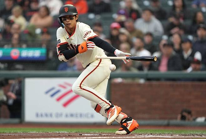 이정후가 13일 애리조나전에서 1회말 기습 번트를 대고 있다. AFP연합뉴스