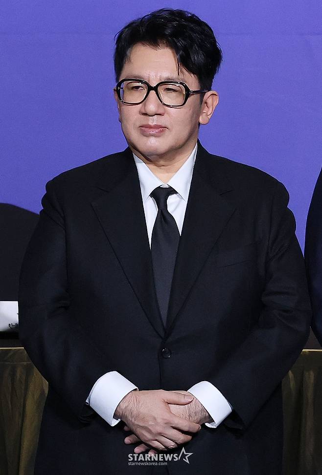 (서울=뉴스1) 박세연 기자 = 방시혁 하이브 이사회 의장이 20일 서울 여의도 FKI타워에서 열린 한경협 제64회 정기총회·새 CI 공개 행사에 참석해 신규 회원사 대표로 기념촬영하기 위해 자리하고 있다. 2025.2.20/뉴스1  Copyright (C) 뉴스1. All rights reserved. 무단 전재 및 재배포,  AI학습 이용 금지. /사진=(서울=뉴스1) 박세연 기자