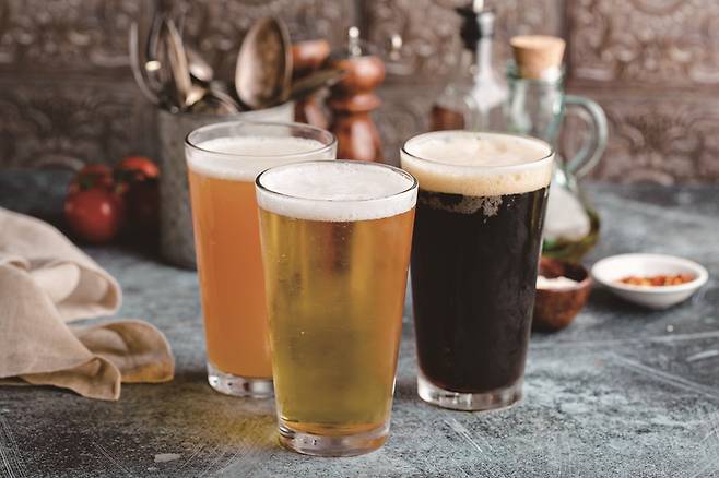 대한제분과 세븐브로이가 협업한 곰표 밀맥주는 이후 여러 컬래버 맥주의 지표가 됐다.[사진｜뉴시스]