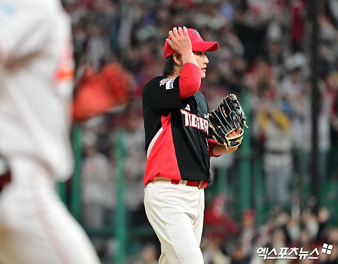 11일 오후 인천SSG랜더스필드에서 열린 '2025 신한 SOL Bank KBO리그' KIA 타이거즈와 SSG 랜더스의 더블헤더 2차전 경기, 6회말 1사 만루 KIA 전상현이 SSG 한유섬에게 밀어내기 볼넷을 허용한 후 아쉬워하고 있다. 엑스포츠뉴스 DB