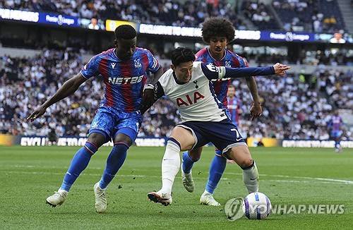 연합뉴스에 따르면, 손흥민은 지난 12일 유럽축구연맹(UEFA) 유로파리그 결승전을 앞두고 영국 런던에 있는 토트넘 홋스퍼 훈련장에서 진행된 미디어 데이에서 한국 취재진과 만나 커리어 첫 우승에 대한 간절함을 드러냈다.연합뉴스