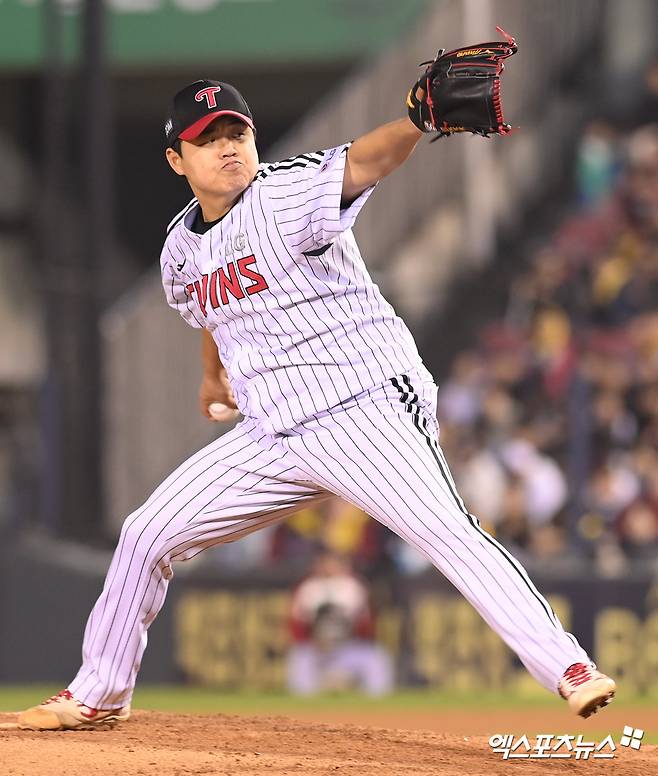 LG 투수 장현식은 13일 잠실구장에서 열릴 '2025 신한 SOL Bank KBO 리그' 키움과 주중 3연전 첫 경기를 앞두고 오른쪽 광배근 부상으로 1군 엔트리에서 빠졌다. 그는 스프링캠프에 이어 또다시 자리 비우게 됐다. 엑스포츠뉴스 DB
