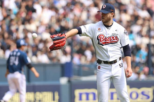 두산 베어스 콜어빈은 지난 11일 서울 잠실구장에서 열린 2025 신한 SOL Bank KBO리그 NC 다이노스와의 더블헤더 1차전에서 선발투수로 등판했으나 2⅓이닝 3피안타와 7사사구 1탈삼진 8실점으로 무너졌다. 이날 콜어빈은 강판 과정에서포수 양의지와 박정배 투수코치를 어깨로 밀치고 마운드를 내려가고, 공을 패대기 치는 등의 행동으로 논란이 됐다. 두산 베어스