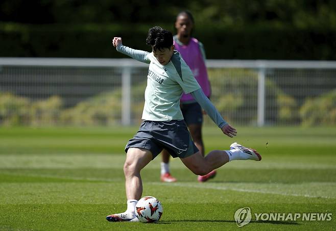 훈련하는 손흥민 (런던 AP/PA=연합뉴스) 손흥민(토트넘)이 12일(현지시간) 영국 런던 북부 토트넘 홋스퍼 FC 트레이닝 그라운드에서 훈련에 참여하고 있다.