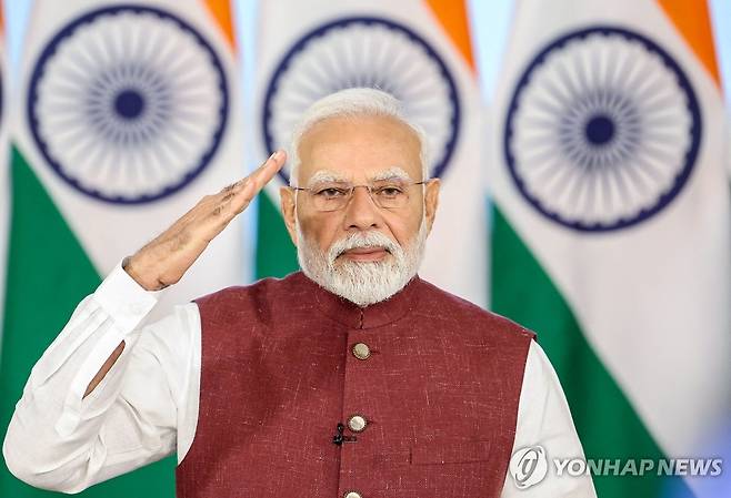 나렌드라 모디 인도 총리 (뉴델리 AFP=연합뉴스) 나렌드라 모디 인도 총리가 12일 TV를 통해 대국민 담화를 발표하며 오른손을 들어 거수 경례를 하고 있다. 2025.5.12. photo@yna.co.kr