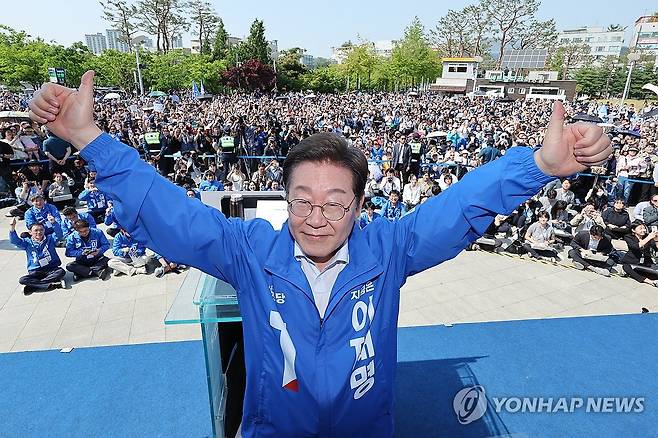 엄지손가락 치켜든 이재명 후보 (화성=연합뉴스) 김주성 기자 = 더불어민주당 이재명 대선 후보가 6·3 대통령선거 공식 선거운동 첫날인 12일 경기 화성시 동탄 센트럴파크 음악분수중앙광장 유세장에서 시민들에게 인사하며 엄지손가락을 치켜들고 있다. 2025.5.12 [공동취재] utzza@yna.co.kr