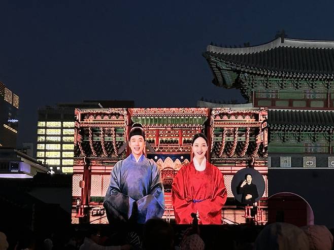 '궁중문화축전' 개막제의 특별한 MC      (서울=연합뉴스) 김예나 기자 = 지난달 25일 서울 종로구 경복궁 흥례문 광장에서 열린 '2025 궁중문화축전 개막제'에서 인공지능(AI)을 활용해 만든 '여민'(왼쪽)과 '동락'이 주제 공연을 소개하고 있다. 2025.5.13
    yes@yna.co.kr