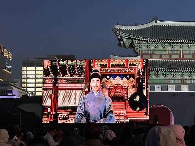 '궁중문화축전' 개막제의 특별한 MC      (서울=연합뉴스) 김예나 기자 = 지난달 25일 서울 종로구 경복궁 흥례문 광장에서 열린 '2025 궁중문화축전 개막제'에서 인공지능(AI)을 활용해 만든 '여민'이 주제 공연을 소개하고 있다. 2025.5.13
    yes@yna.co.kr