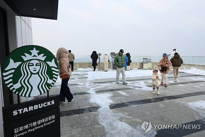 김포 애기봉에 문을 연 스타벅스 [연합뉴스 자료사진]