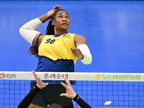 한국도로공사에 지명된 모마의 현대건설 당시 공격 장면 [한국배구연맹 제공. 재판매 및 DB 금지]