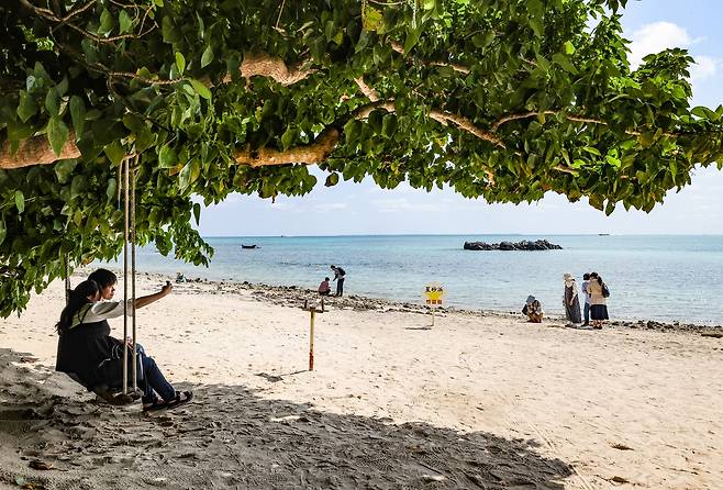 가이지 해변에서 별 모래 찾는 여행객 [사진/임헌정 기자]