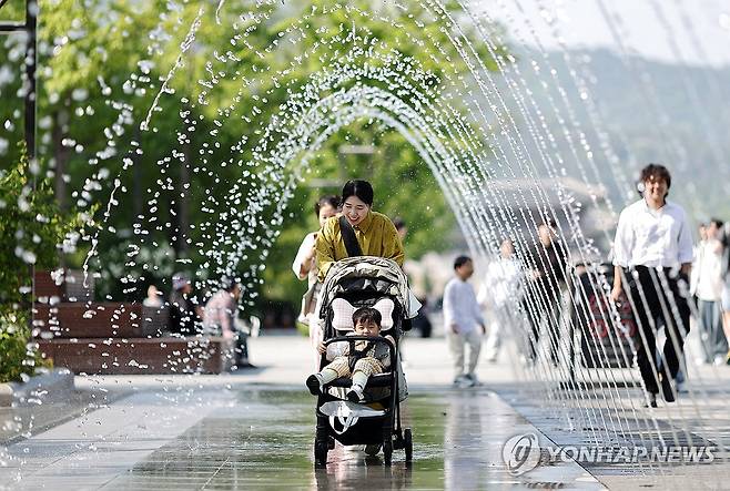 초여름 날씨 (서울=연합뉴스) 윤동진 기자 = 초여름 날씨를 보인 12일 서울 광화문 광장에서 시민들이 여유를 즐기고 있다. 2025.5.12 mon@yna.co.kr