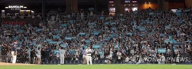 낙동강 더비 구름 관중 (창원=연합뉴스) 김동민 기자 = 1일 경남 창원NC파크에서 열린 2024 KBO 리그 롯데 자이언츠 대 NC 다이노스 경기. 1루에서 NC팬이 응원가를 부르며 경기를 즐기고 있다. 2024.10.1 image@yna.co.kr