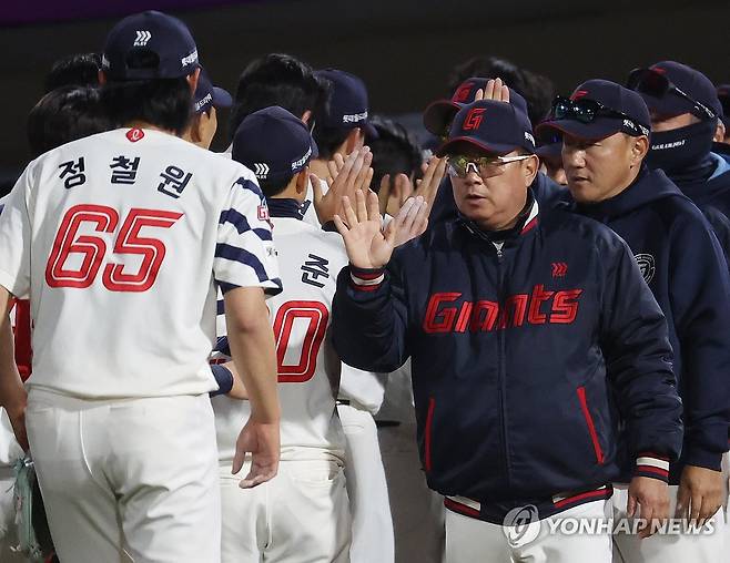 승리의 기쁨 나누는 롯데 선수들 (부산=연합뉴스) 강선배 기자 = 7일 부산 사직야구장에서 열린 프로야구 2025 신한 SOL 뱅크 KBO리그 SSG 샌더스와 롯데 자이언츠의 경기. SSG를 6대2로 누르고 승리한 롯데 선수들이 기쁨을 나누고 있다. 2025.5.7 sbkang@yna.co.kr
