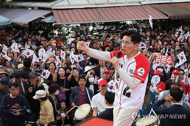 '보수의 심장' 대구 서문시장서 유세하는 김문수 후보 (대구=연합뉴스) 박동주 기자 = 국민의힘 김문수 대선 후보가 12일 대구 서문시장에서 시민들에게 지지를 호소하고 있다. 2025.5.12 [공동취재] pdj6635@yna.co.kr