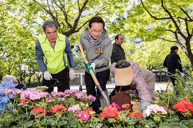 주민과 함께 '우리동네 동행정원' 만드는 최호권 영등포구청장 [서울 영등포구 제공. 재판매 및 DB 금지]