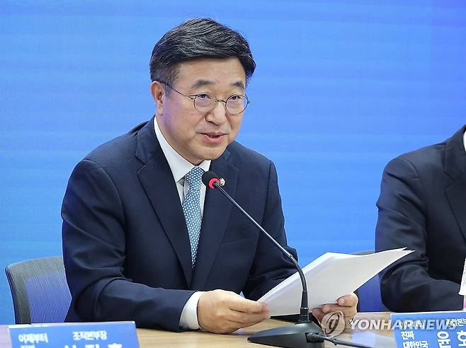 발언하는 윤호중 총괄본부장 (서울=연합뉴스) 류영석 기자 = 더불어민주당 윤호중 중앙선대위 총괄본부장이 8일 서울 여의도 민주당사에서 열린 총괄본부장단 회의에서 발언하고 있다. 2025.5.8 ondol@yna.co.kr