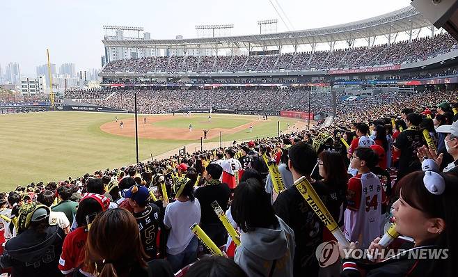 광주기아챔피언스필드 프로야구 즐기는 시민들 [연합뉴스 자료사진]
