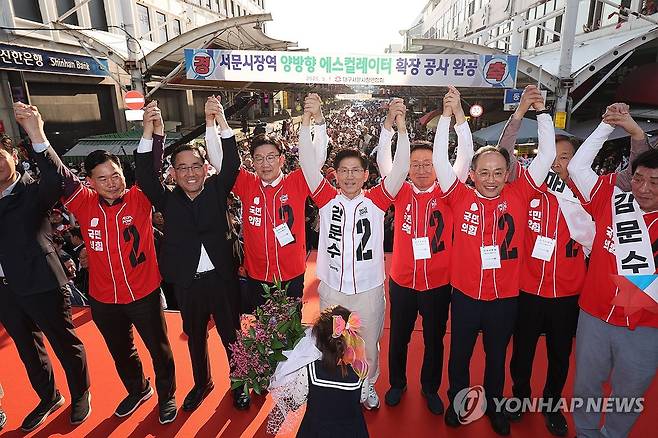 김문수 후보, 권성동 공동선거대책위원장과 함께 (대구=연합뉴스) 박동주 기자 = 국민의힘 김문수 대선 후보가 12일 대구 서문시장에서 권성동 공동선거대책위원장과 함께 유세하고 있다. 2025.5.12 pdj6635@yna.co.kr