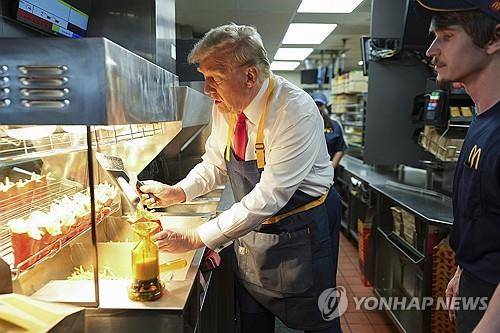 지난 대선 당시 맥도날드서 감자튀김 만드는 트럼프 대통령  [피스터빌-트레보스[미 펜실베이니아주] AP=연합뉴스. 재판매 및 DB 금지]